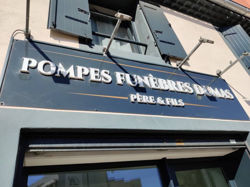 Enseigne pour une pompe funèbre à Vitrolles