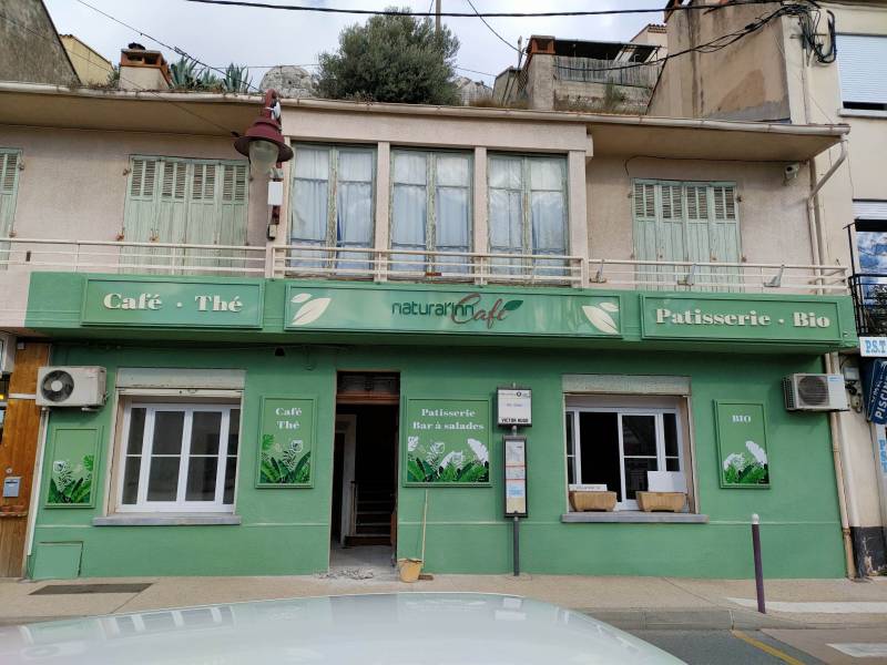 Enseigne PVC éclairé par spot lumineux